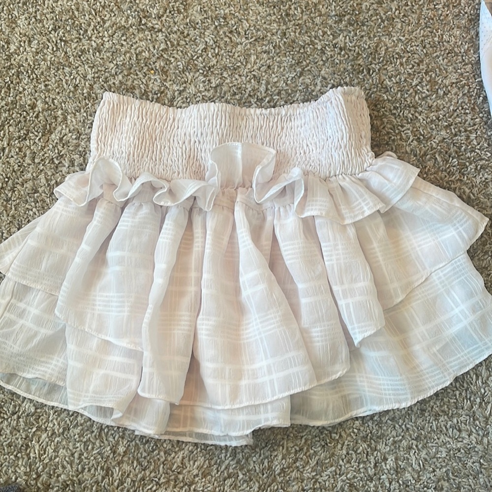 Hello! I’m selling this White cute fluffy trendy skirt! SIZE SMALL!